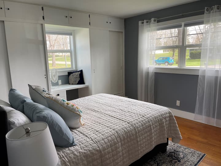 主卧配备双人床和套房卫生间。