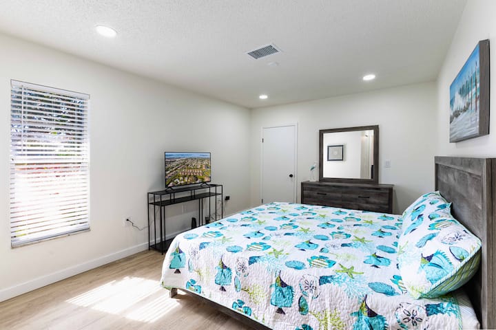 Dormitorio tamaño king con TV inteligente y baño completo