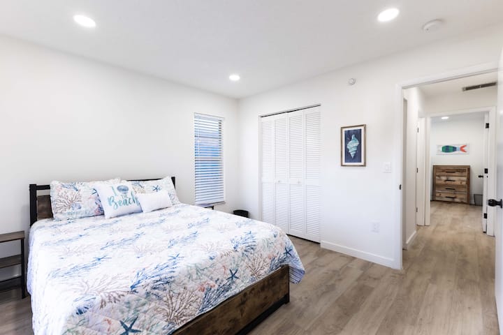 Dormitorio queen con armario y baño compartido en el pasillo
