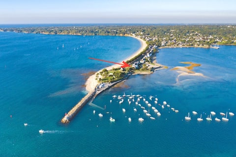 House – Waterfront on the tip of Cap Coz