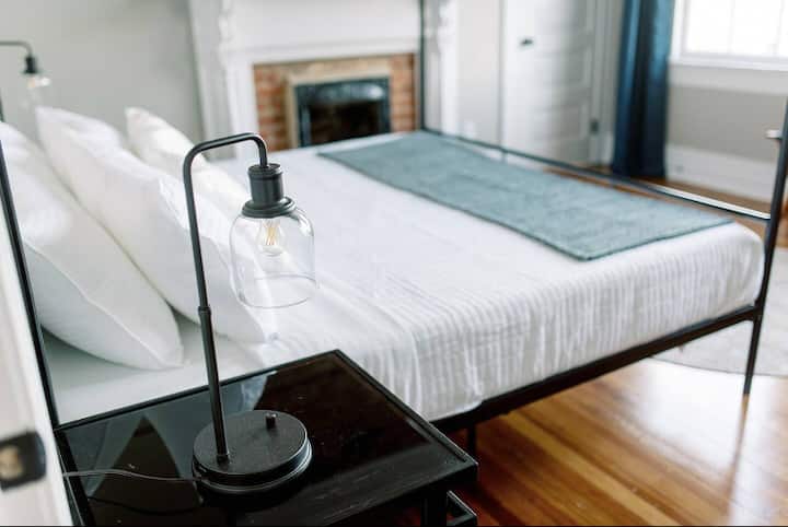 Საძინებელში №1 განთავსებულია დიდი ზომის საწოლი სრულიად ახალი მეხსიერების ქაფის მატრასით.