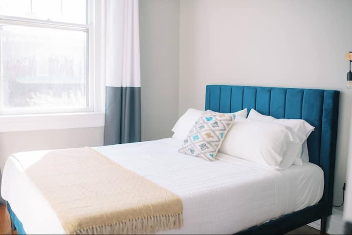 Მე ‑ 2 საძინებელში არის ორადგილიანი საწოლი და სათავსო სკამი თქვენი ნივთებისთვის. Ის 3 საძინებლიდან ყველაზე პატარაა.