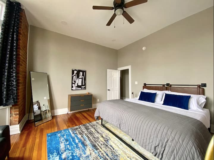 Spavaća soba br. 1 ima bračni krevet (širine 180 - 200 cm), a u ormaru se nalazi i dodatni krevetić veličine blizanca koji se lako može premjestiti bilo gdje.