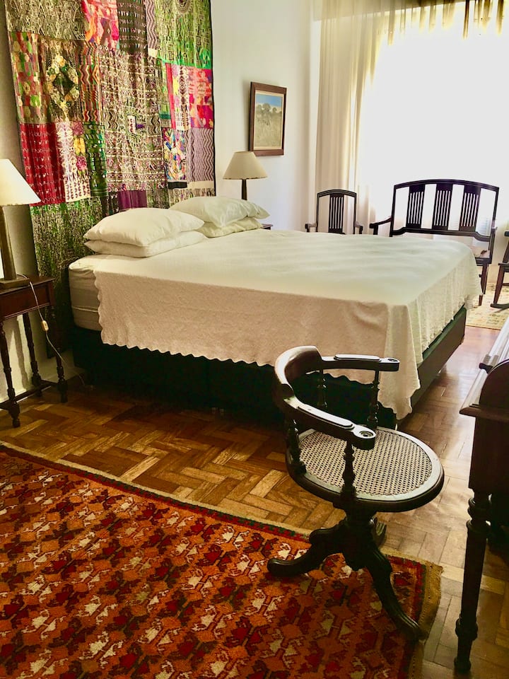 Dormitorio 2, cama tamaño queen.
