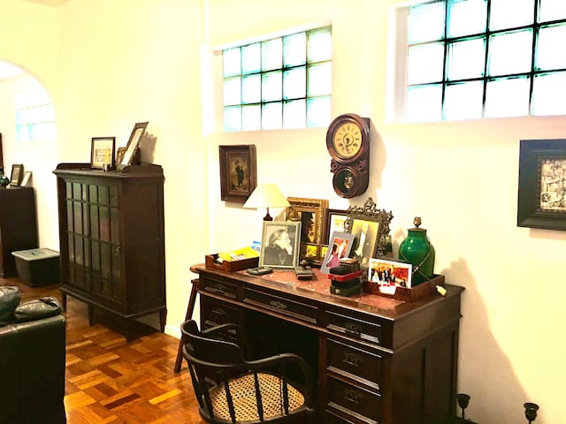 Grande e confortável apartamento, estilo colonial.