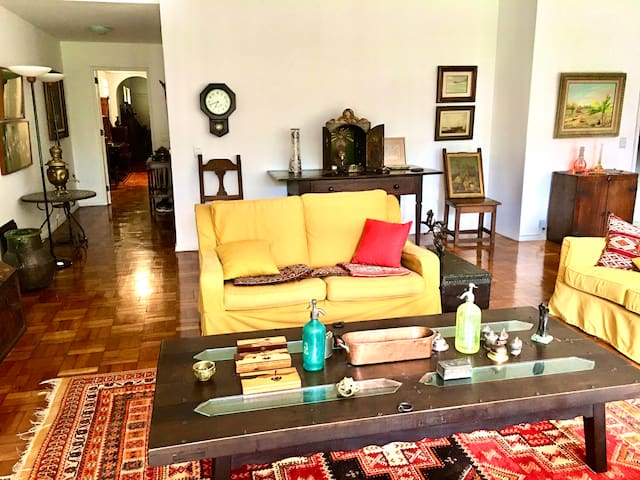 Grande e confortável apartamento, estilo colonial.