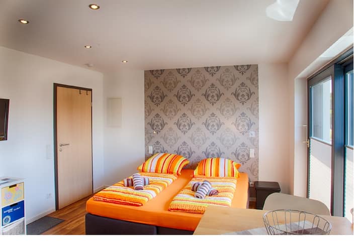 Notre spacieux lit double boxspring peut accueillir deux personnes et promet un sommeil réparateur. Le matelas doux et le design moderne assurent confort et confort. 