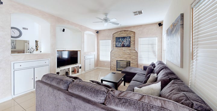 Luxury Villa 6 Bedroom Heated Pool Near Strip - Las Vegas, NV