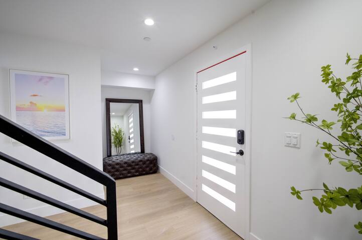 FB-Modern Apartments in Studio City 16 guests gallery image 2