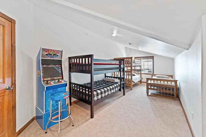 Litera con sala de juegos con más de 10 juegos