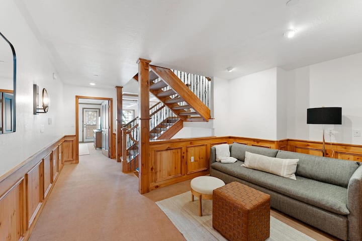 Rincón de lectura del segundo piso con cama extraíble en el sofá 