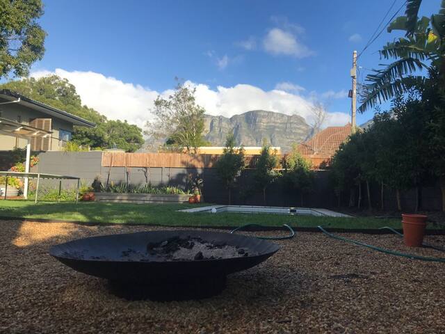 Beautiful family home with gorgeous Mountain views gallery image 4