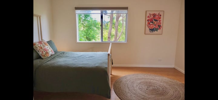 Dormitorio doble tamaño queen.