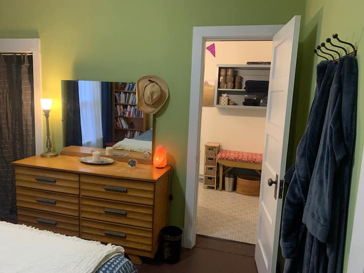 Საძინებელი, რომელიც ახალ სააბაზანოსთან ახლოსაა  