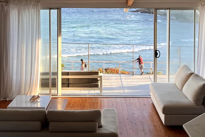 Amazing view beach house footsteps to Bronte Beach