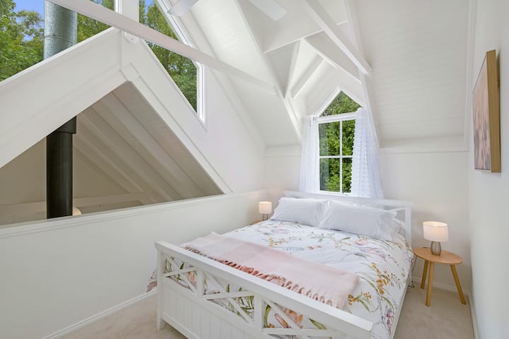 Простор во стил на балкон со поглед кон трпезаријата и кујнскиот простор