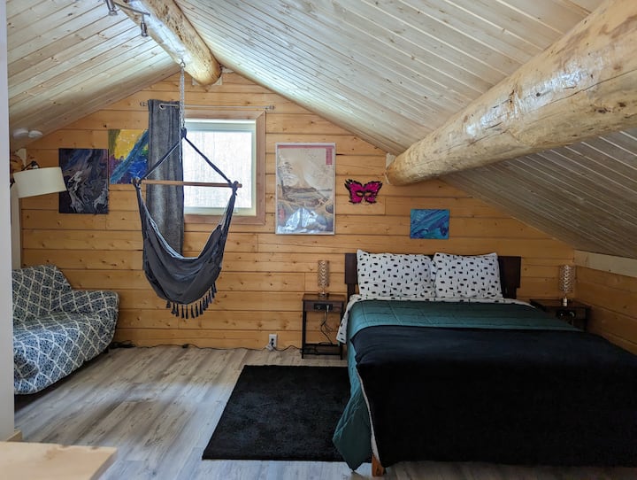 Chumba cha kulala cha roshani. Kochi linakunjwa hadi kwenye kitanda cha watu wawili na lina pedi ya ziada ya povu