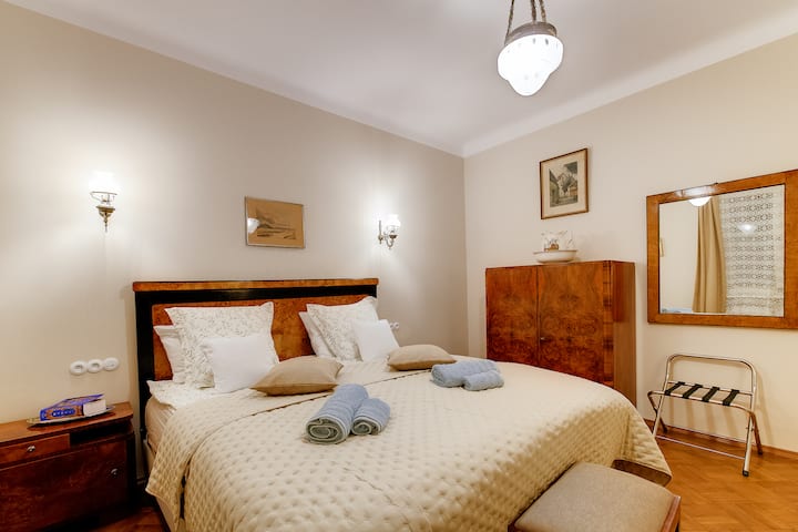 Საძინებელში არის გარდერობი და ბარგის საკიდი.