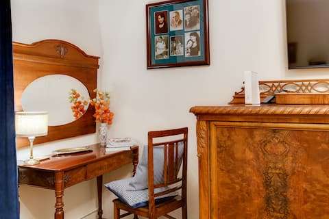 Top performing Airbnb: Charming antique-furnished Old Warsaw apartment in Żoliborz