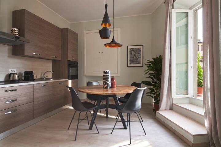 Master 3br With Balcony and River views gallery image 2