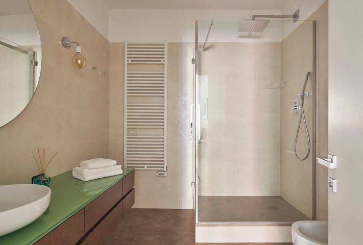 Master 3br With Balcony and River views gallery image 4