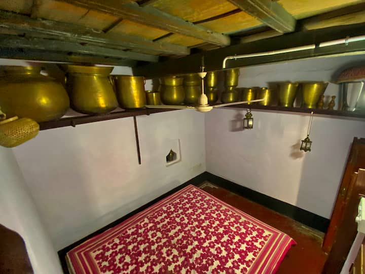 Dormitorio adicional decorado con embarcaciones antiguas utilizadas para grandes eventos