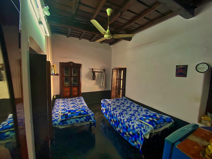 Segunda habitación con cama con 2 camas. Las tapas de pared están cerradas.