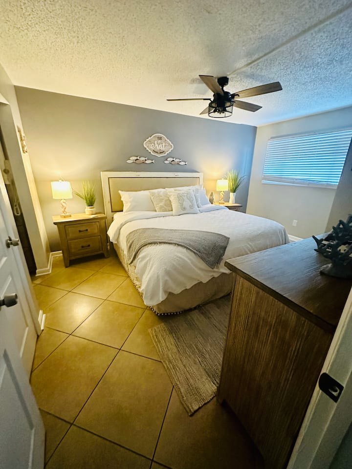 Chumba cha kulala chenye starehe kilicho na kitanda cha kifahari, bafu la chumbani, televisheni na kabati la kujipambia. Mashuka laini huunda mapumziko ya kupumzika, huku machaguo ya kutosha ya kuhifadhi na burudani yakihakikisha starehe. Inafaa kwa ajili ya kupumzika baada ya siku yenye jua ufukweni.