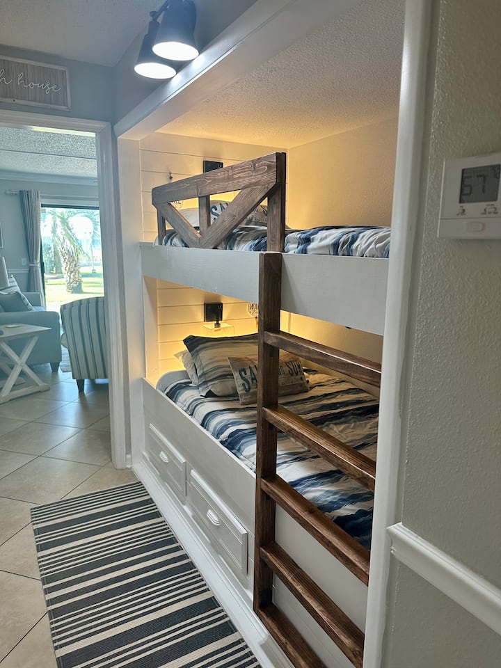 Vitanda vya ghorofa vya starehe vya ukumbi hutoa sehemu nzuri ya kulala kwa watoto au wageni wa ziada wakati wa ukaaji wa ufukweni wa familia. Iliyoundwa kwa ajili ya starehe na urahisi, maghorofa haya yaliyojengwa yanaongeza nafasi huku yakimfanya kila mtu awe karibu na burudani.