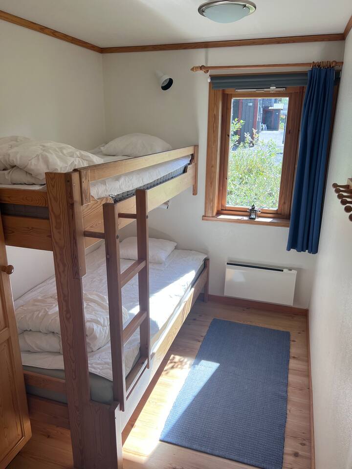 105 ซม. (เตียงล่าง) และ 90 ซม. (เตียงบน) มีตู้เสื้อผ้า + ตะขอมากมาย 