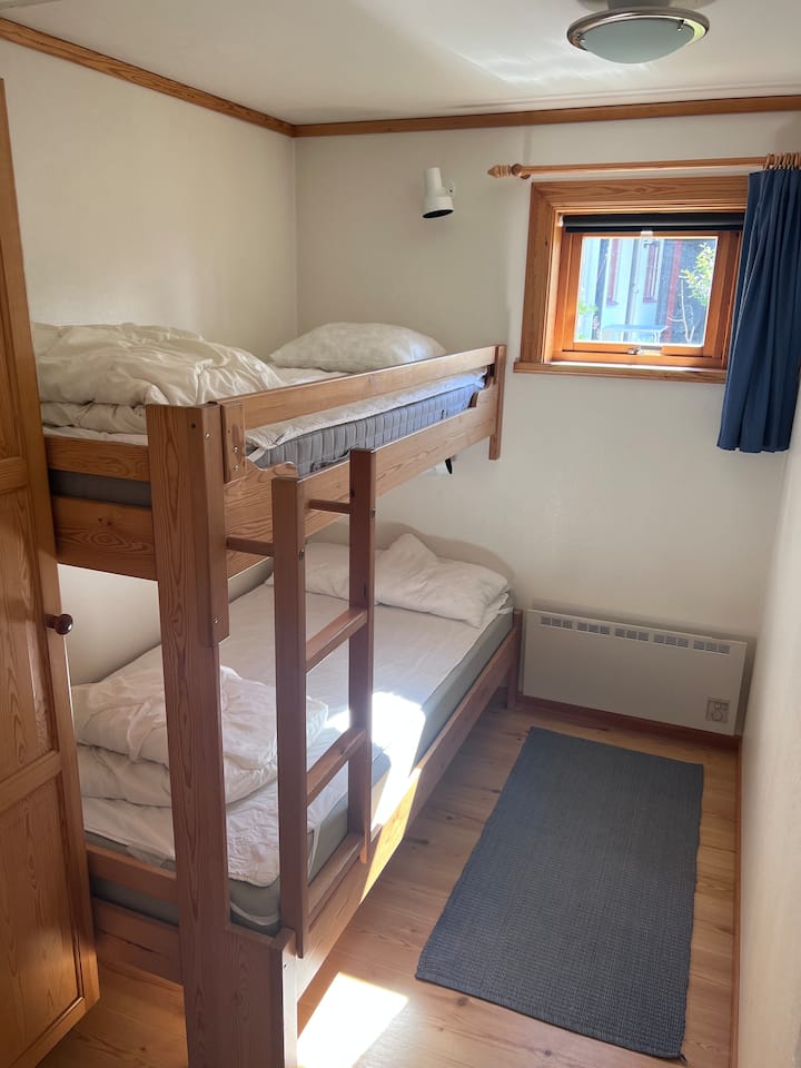 105 ซม. (เตียงล่าง) และ 90 ซม. (เตียงบน) มีตู้เสื้อผ้า + ตะขอมากมาย 