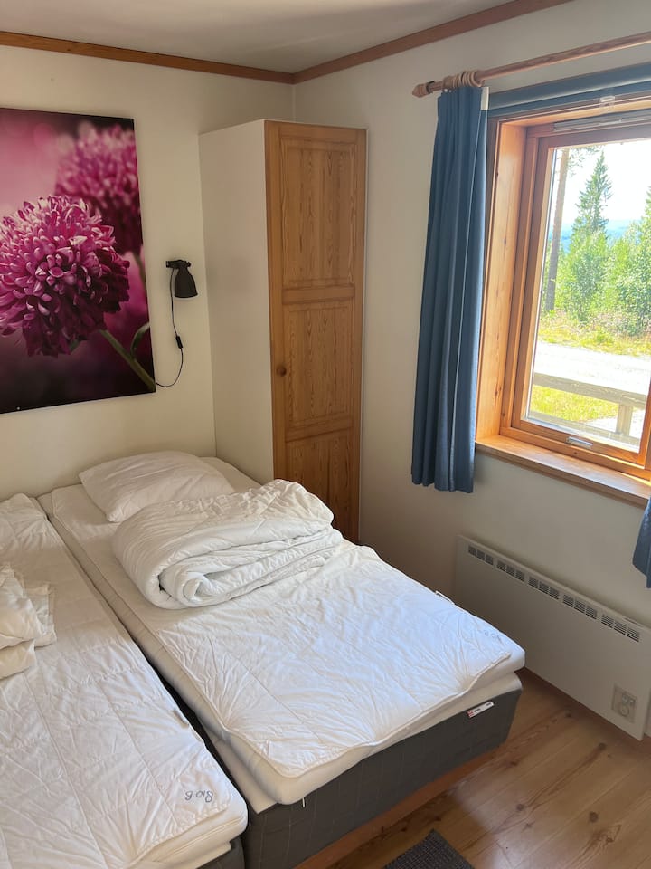 ห้องนอนใหญ่มีเตียงขนาด 2 * 90 ซม. ตู้เสื้อผ้า 2 ตู้และตะขอเกี่ยวมากมายวิวทางทิศใต้ 