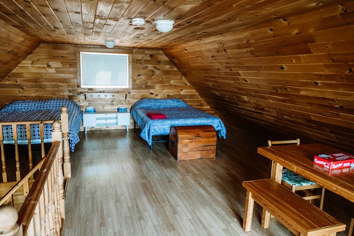 Vitanda 2 zaidi vya Malkia vyenye taulo 2 na vitambaa 2 vya uso kila kimoja.  Meza ya ziada ya kucheza kadi na michezo kwenye ngazi nyingine!