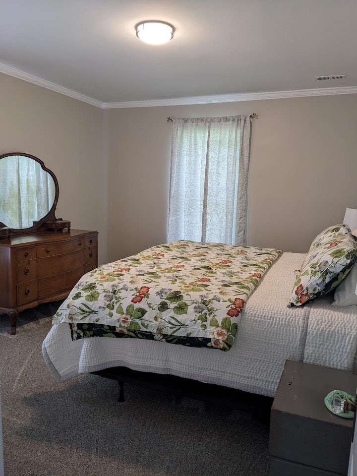 El dormitorio uno en el primer piso tiene una cama king. 