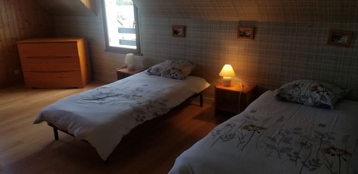 เตียงเดี่ยว 2 หลังและเตียงเดี่ยว 1 หลัง 