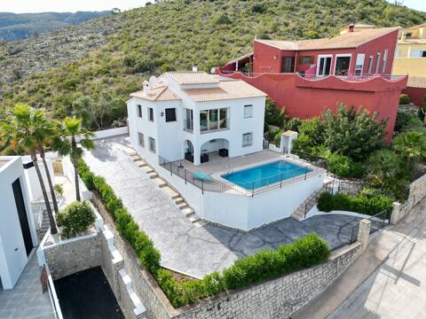 Chic villa with pool and breathtaking views