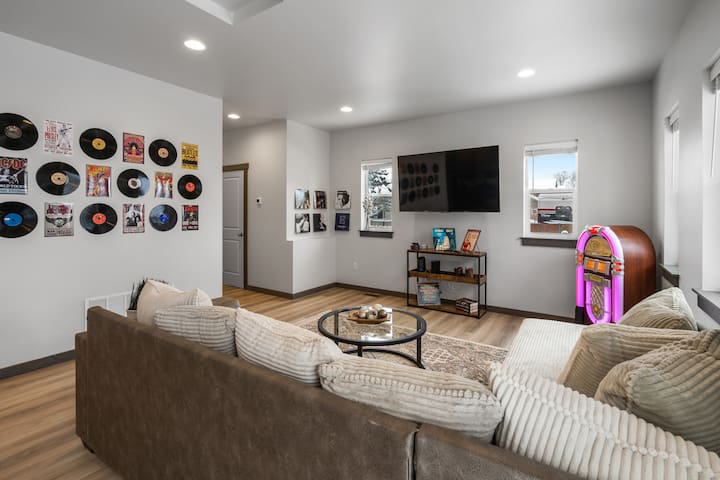 Downtown Duplex | Game Room | Mountain Music gallery image 2