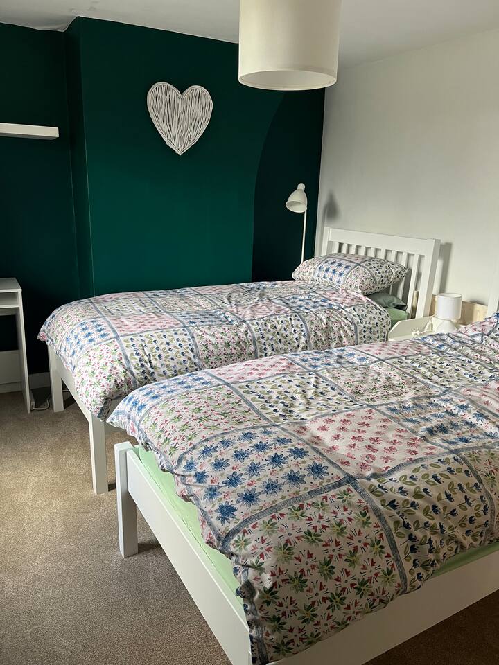 Spálňa 2 má dve samostatné postele s veľkou zásuvkou na oblečenie a malý písací stôl so svetlom.  Vlastná kúpeľňa môže byť spoločná alebo hlavná kúpeľňa je na podlahe suterénu.