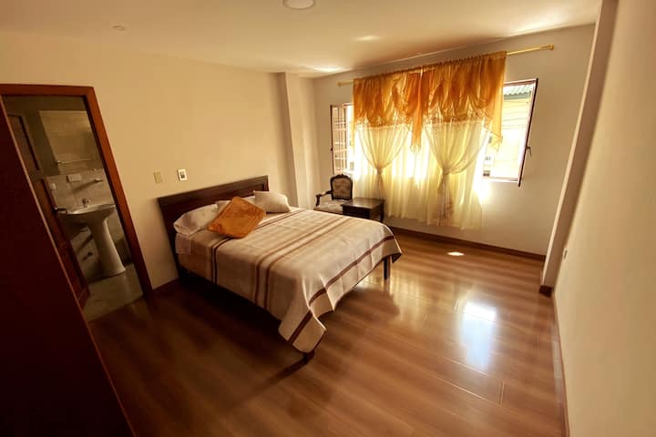 تحتوي غرفة النوم الواسعة هذه على حمام خاص وخزانات.