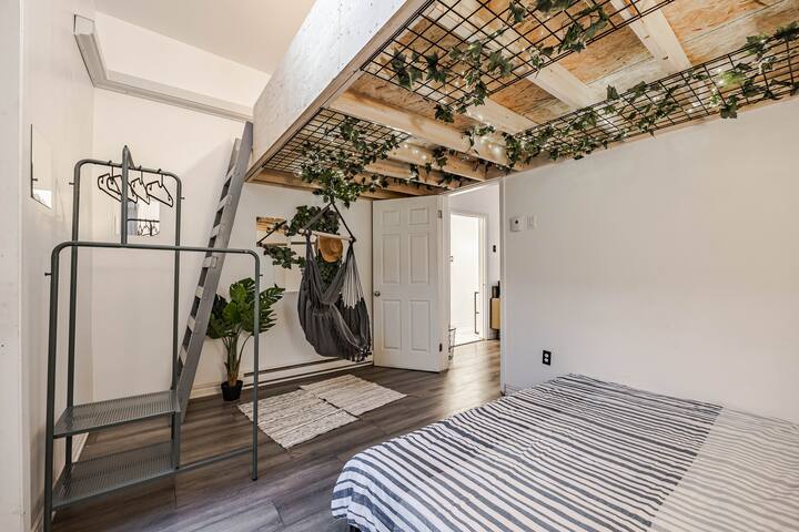 Massive 2 Storey Sleeps 20 w/ FreeParkings gallery image 3