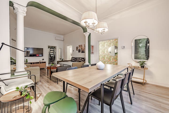 Massive 2 Storey Sleeps 20 w/ FreeParkings