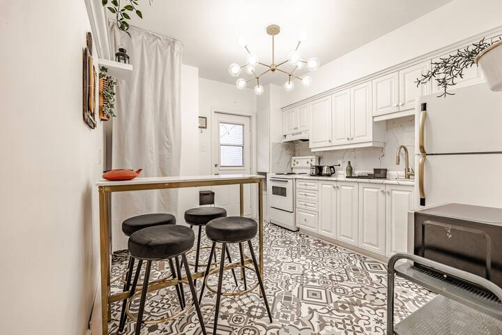 Massive 2 Storey Sleeps 20 w/ FreeParkings gallery image 5