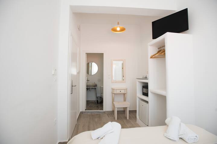 Queen four-bedroom Seaview Cycladic Home gallery image 5