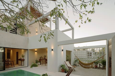 Beautiful house with pool a few steps from the sea