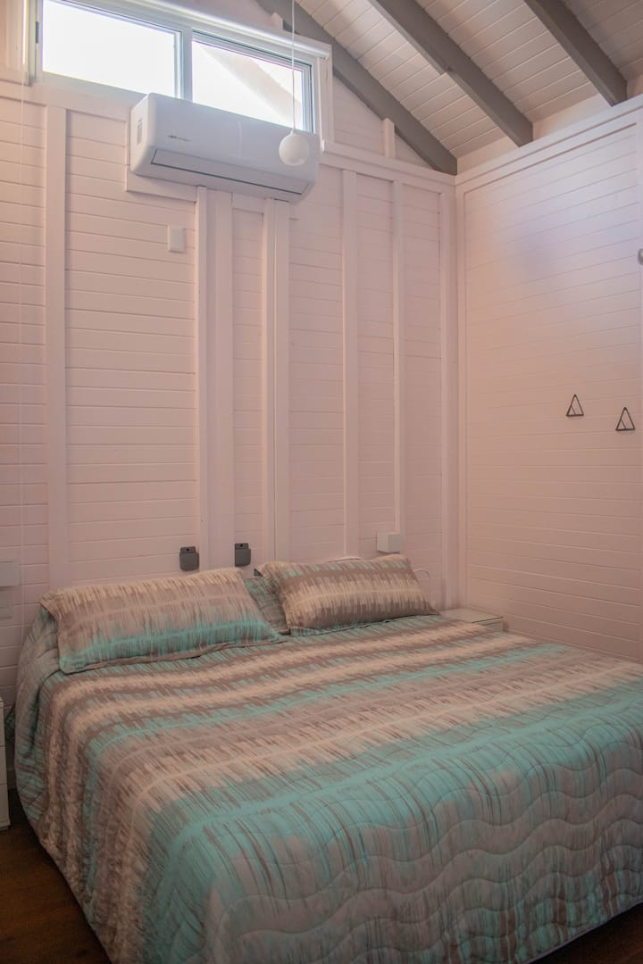 Chumba kikubwa cha kulala kilicho na kiyoyozi, kitanda cha mfalme na bafu. 