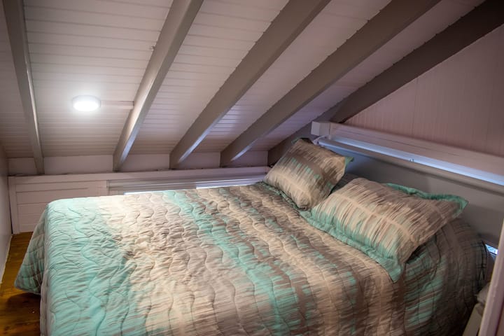 Chumba 2 cha kulala kwenye roshani, chenye vitanda viwili na feni 