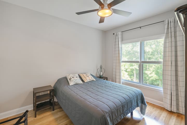 საძინებელი 152×203 სმ ზომის საწოლითა და რეგულირებადი ჩარჩოთი, მთავარ დონეზე