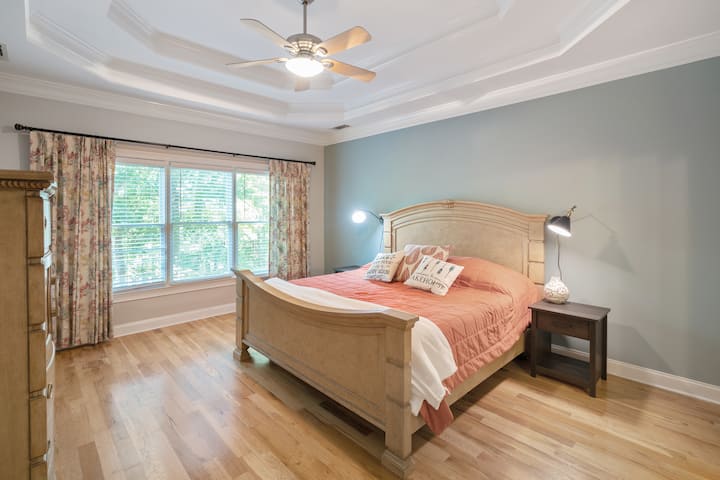 Მთავარი საძინებელი მთავარ დონეზე.
საწოლი 193×203 სმ რეგულირებადი ჩარჩოთი, პირადი სააბაზანო საშხაპე‑კაბინით და დიდი გარდერობი