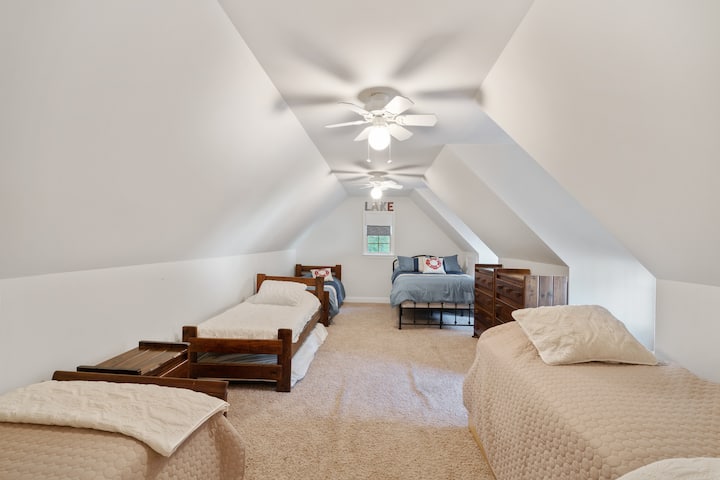 Საძინებელი მე-2 სართულზე ცალკე სააბაზანოთი
შედის: 1 საწოლი 135×191 სმ და 4 ერთადგილიანი საწოლი