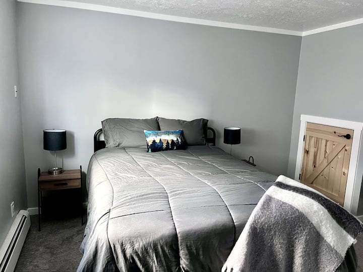 Chambre en bas avec lit queen size